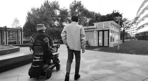 2025年,四肢瘫痪患者(左)通过脑机接口系统“意念”控制轮椅 本版图片均由新华社发